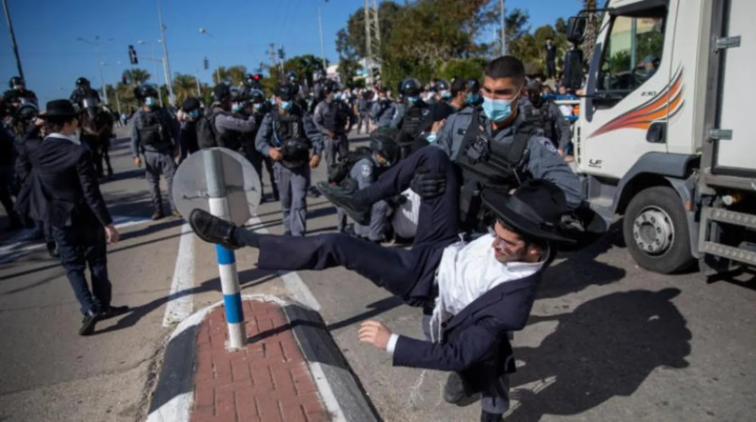 Koronavirüs nedeniyle okulların kapatılmasını protesto eden Haredi Yahudileri ile polis arasında çıkan çatışmalar (AP)