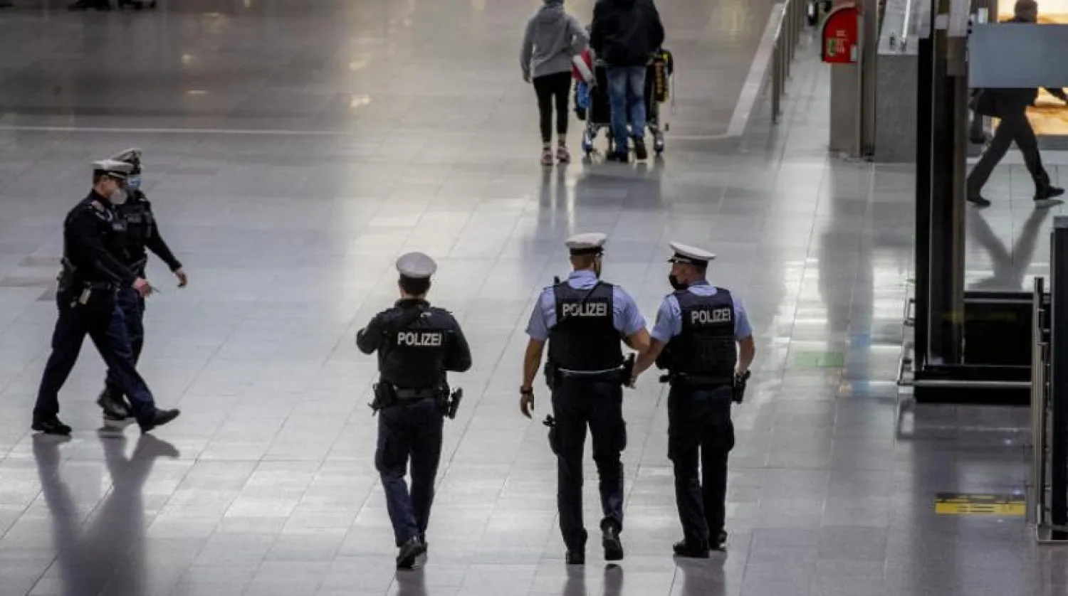 Frankfurt tren istasyonundaki polis memurları (AP)