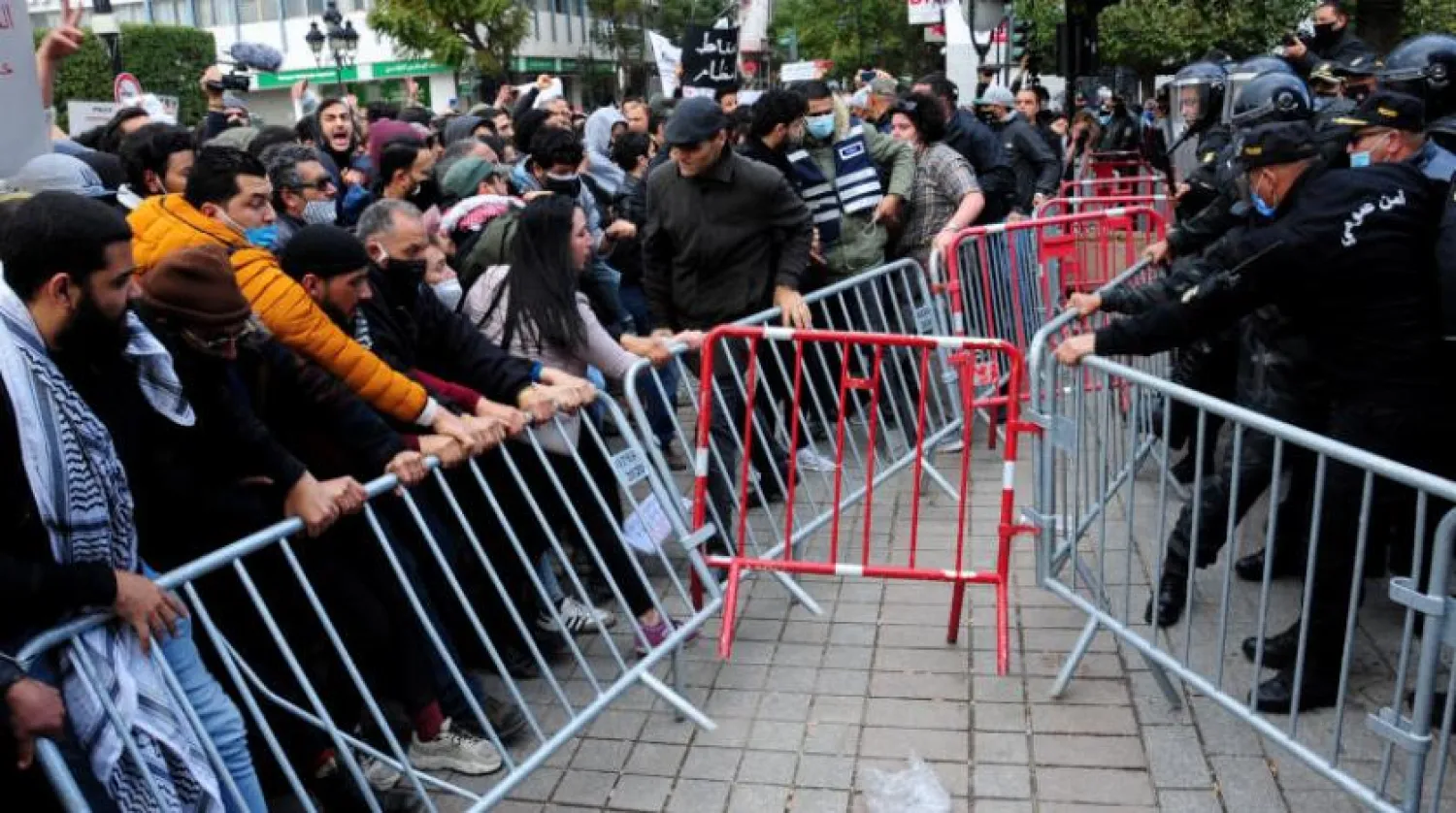 Tunus’ta polis ve protestocular karşı karşıya (AP)