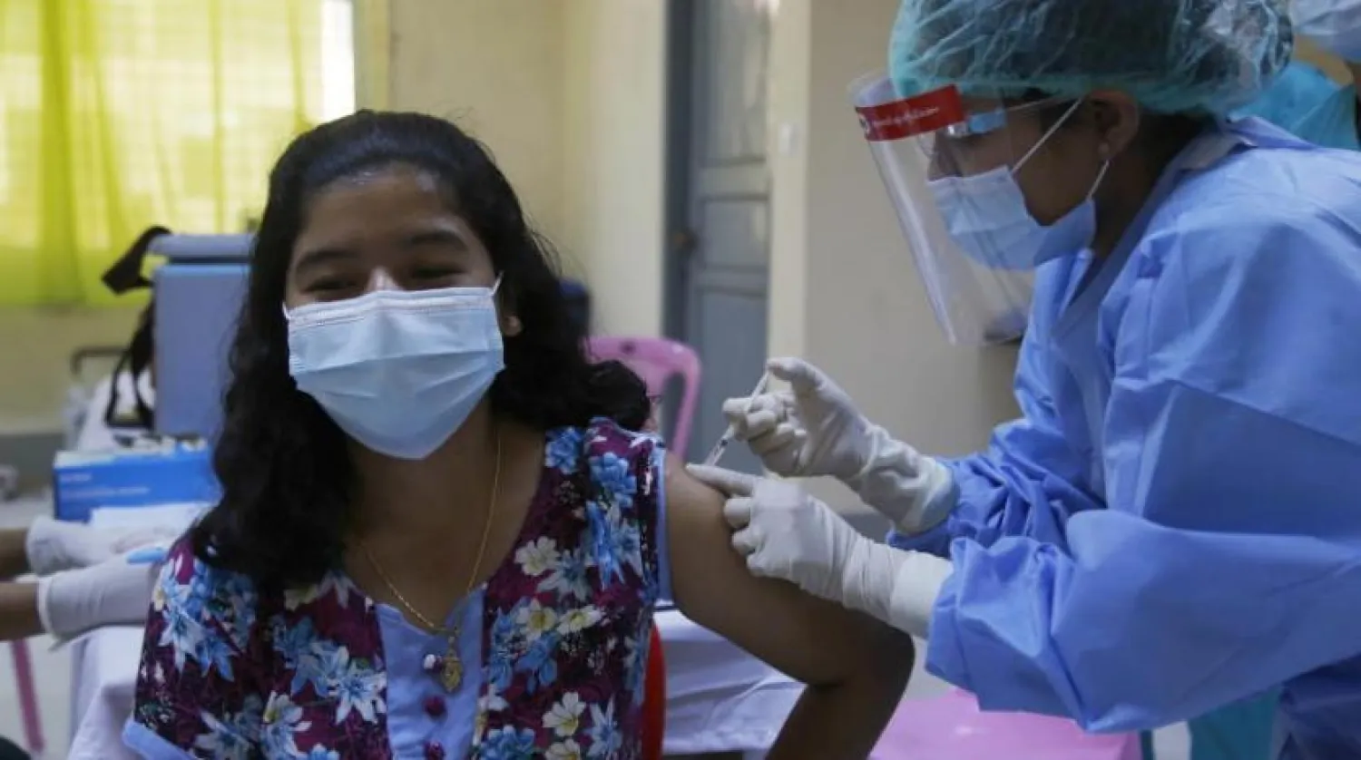 Birçok kişi koronavirüs aşıların etkinliği ve güvenliği konusunda endişeleniyor (EPA)