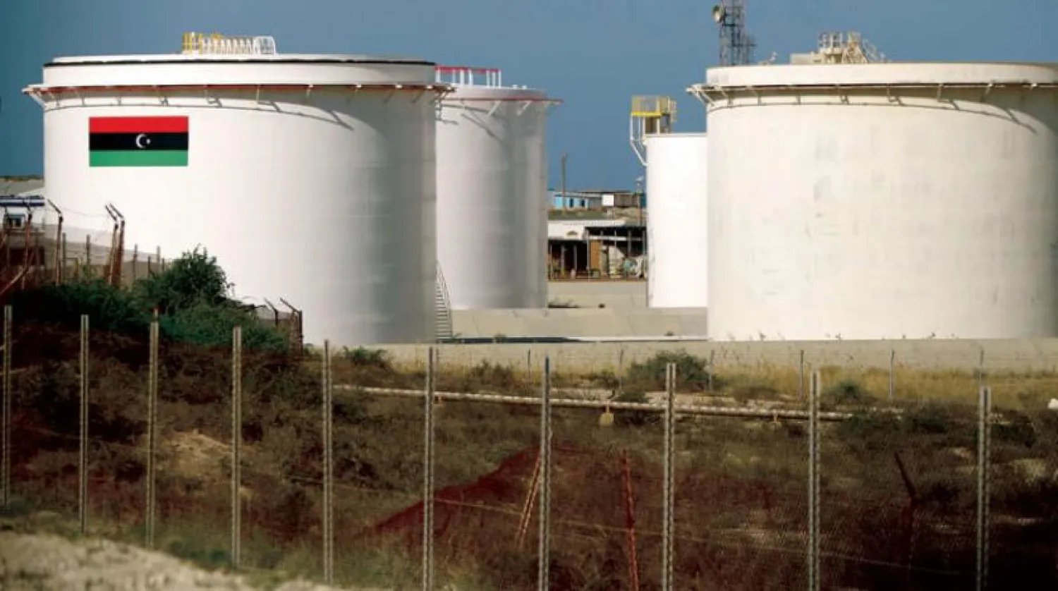 Brega şehrindeki petrol siloları (AFP)