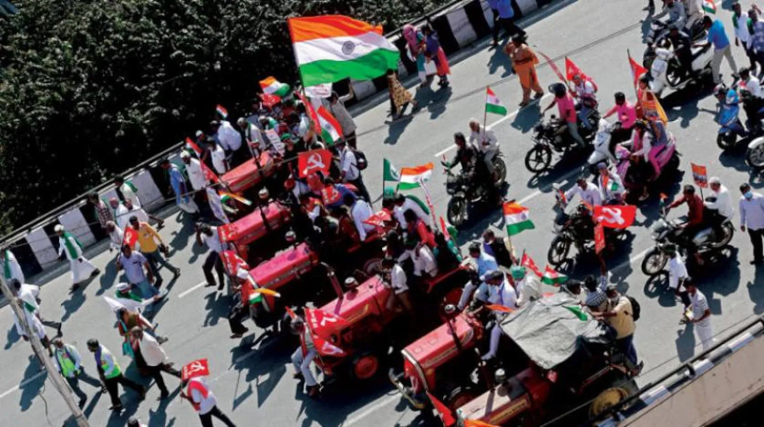 Hindistan'ın Bangalore kentinde tarım reformlarına karşı dün düzenlenen protestolara katılan çiftçiler (EPA)