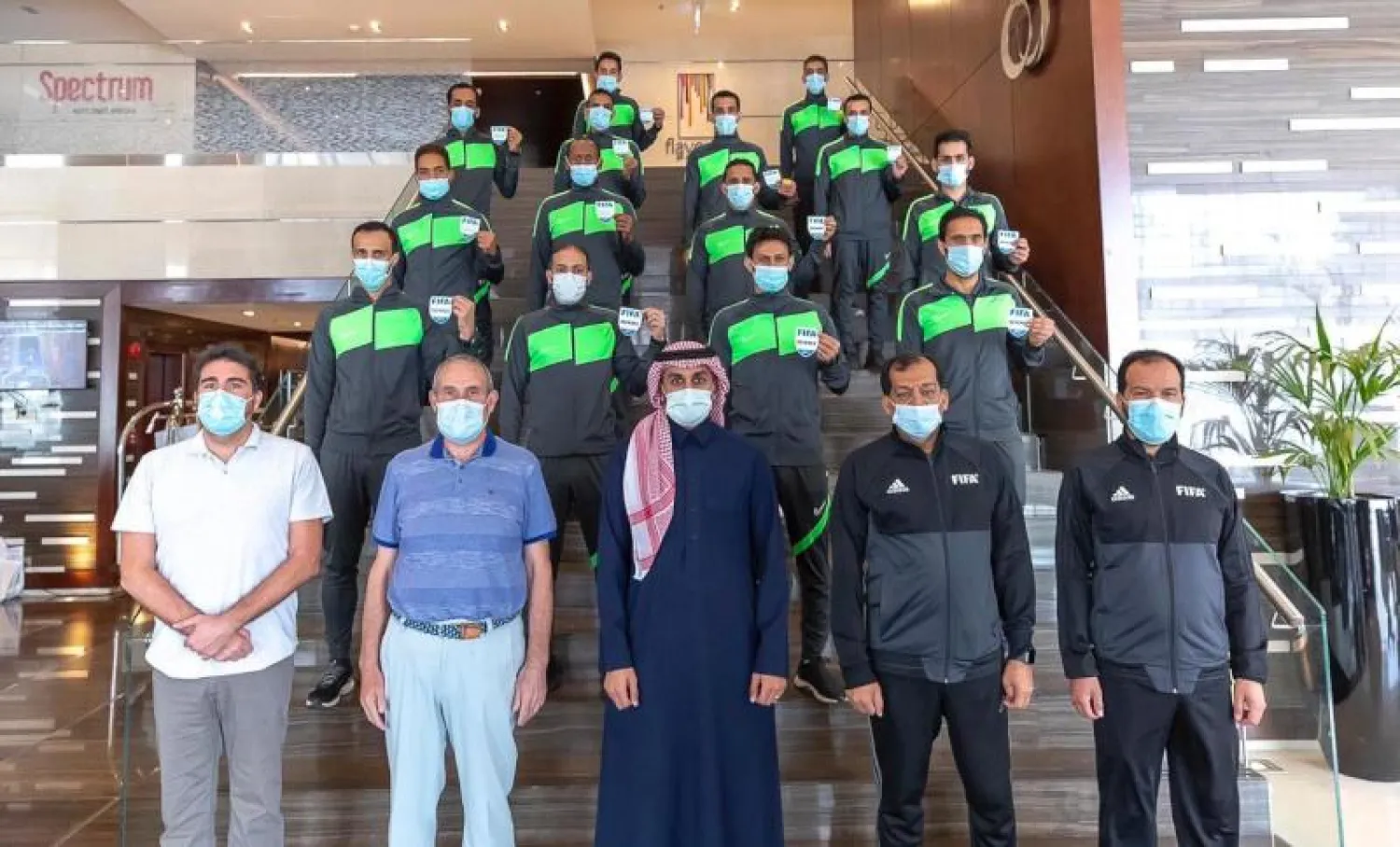 صورة جماعية للحكام بعد تقلدهم الشارة الدولية (الشرق الأوسط)