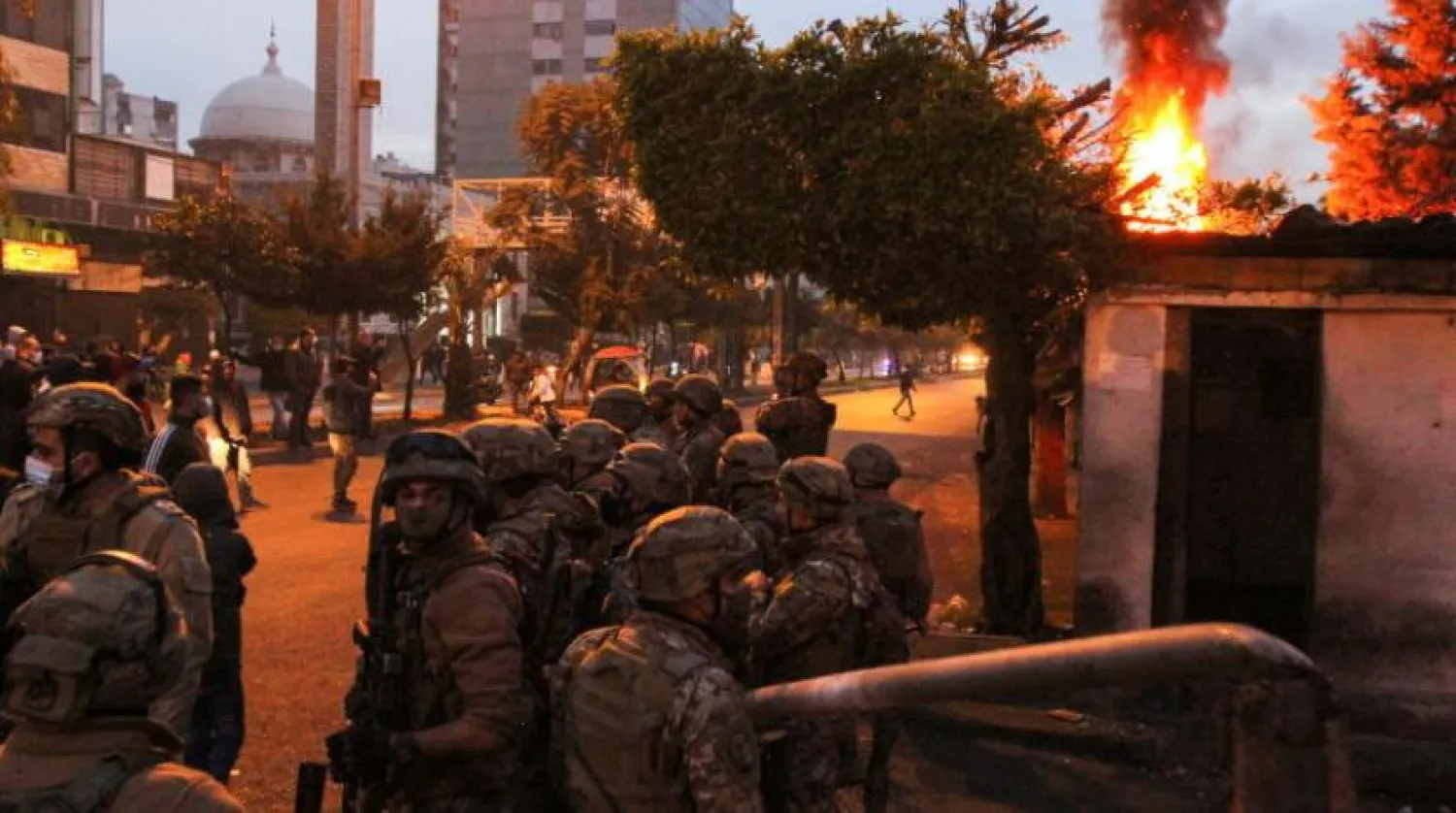 Trablus kentinde göstericilerle çatışan Lübnan ordusu askerleri (Reuters)