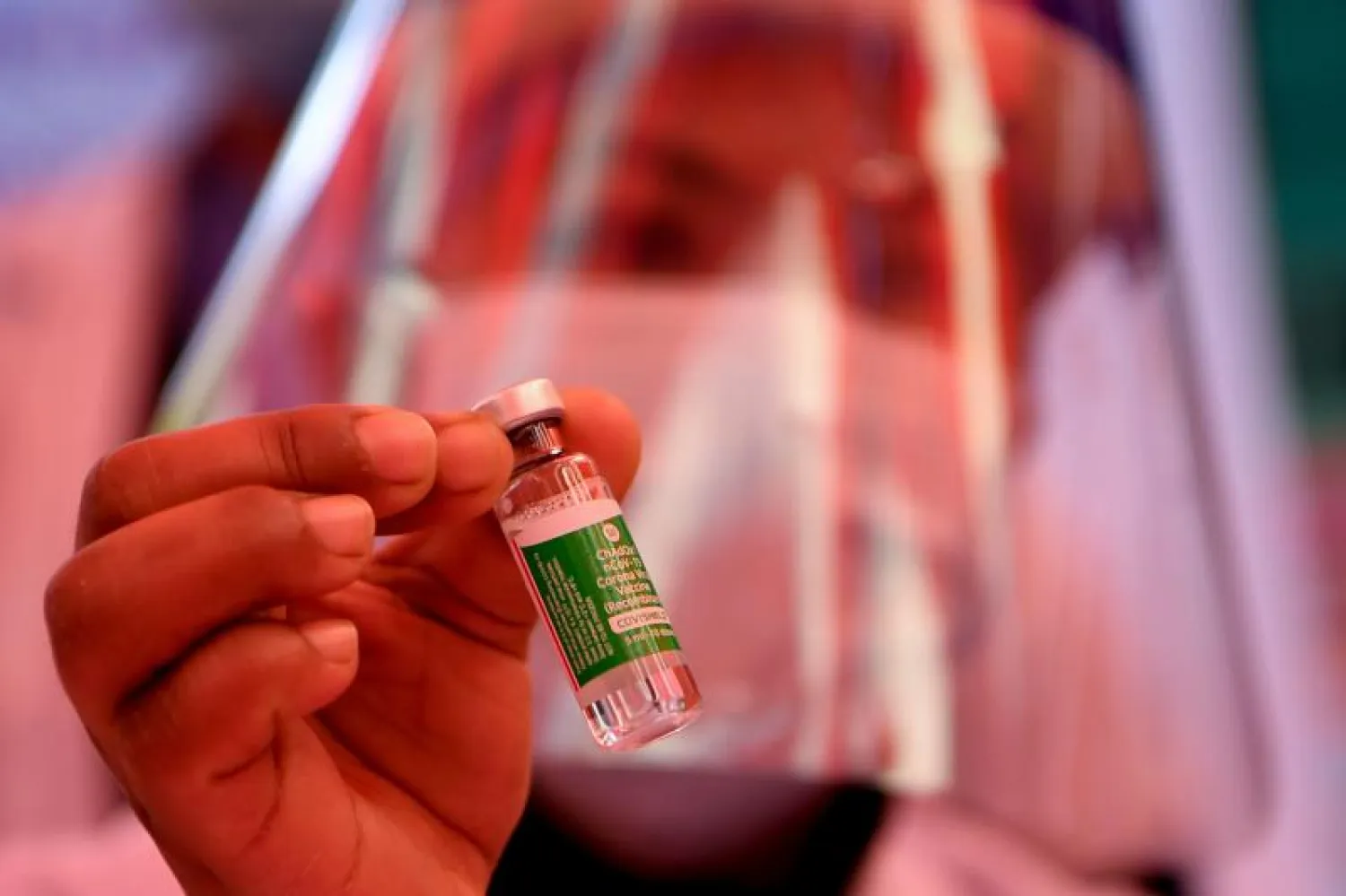 عبوة من لقاح «أسترازينيكا» في أحد مستشفيات كاتماندو عاصمة نيبال (أ.ف.ب)