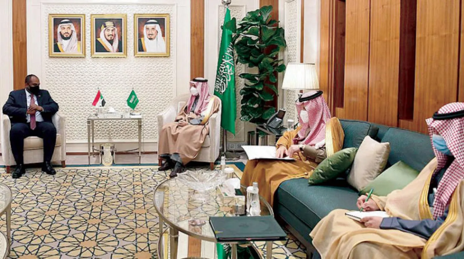 وزير الخارجية السعودي لدى لقائه عضو مجلس السيادة السوداني محمد الفكي في الرياض أمس (واس)