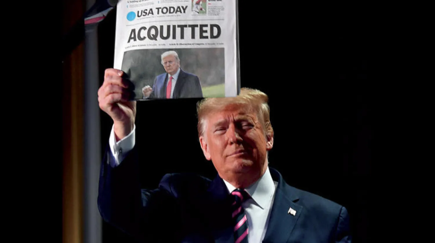 صورة أرشيفية لترمب بعد تبرئته في مجلس الشيوخ في فبراير 2020 (أ.ف.ب)