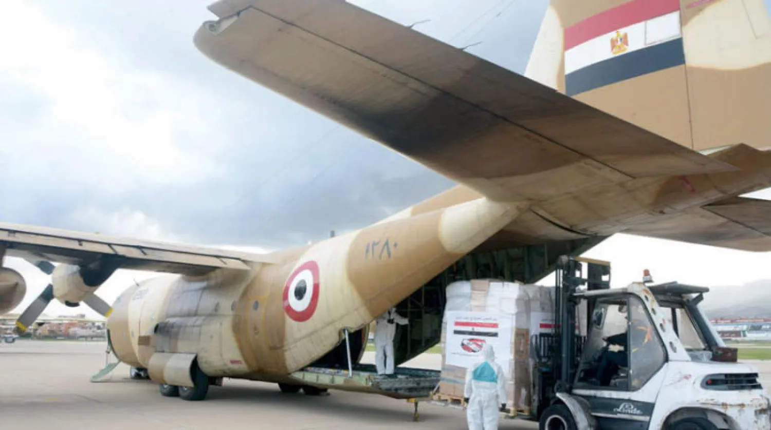 طائرة عسكرية مصرية تفرغ مساعدات في مطار بيروت (فيسبوك)