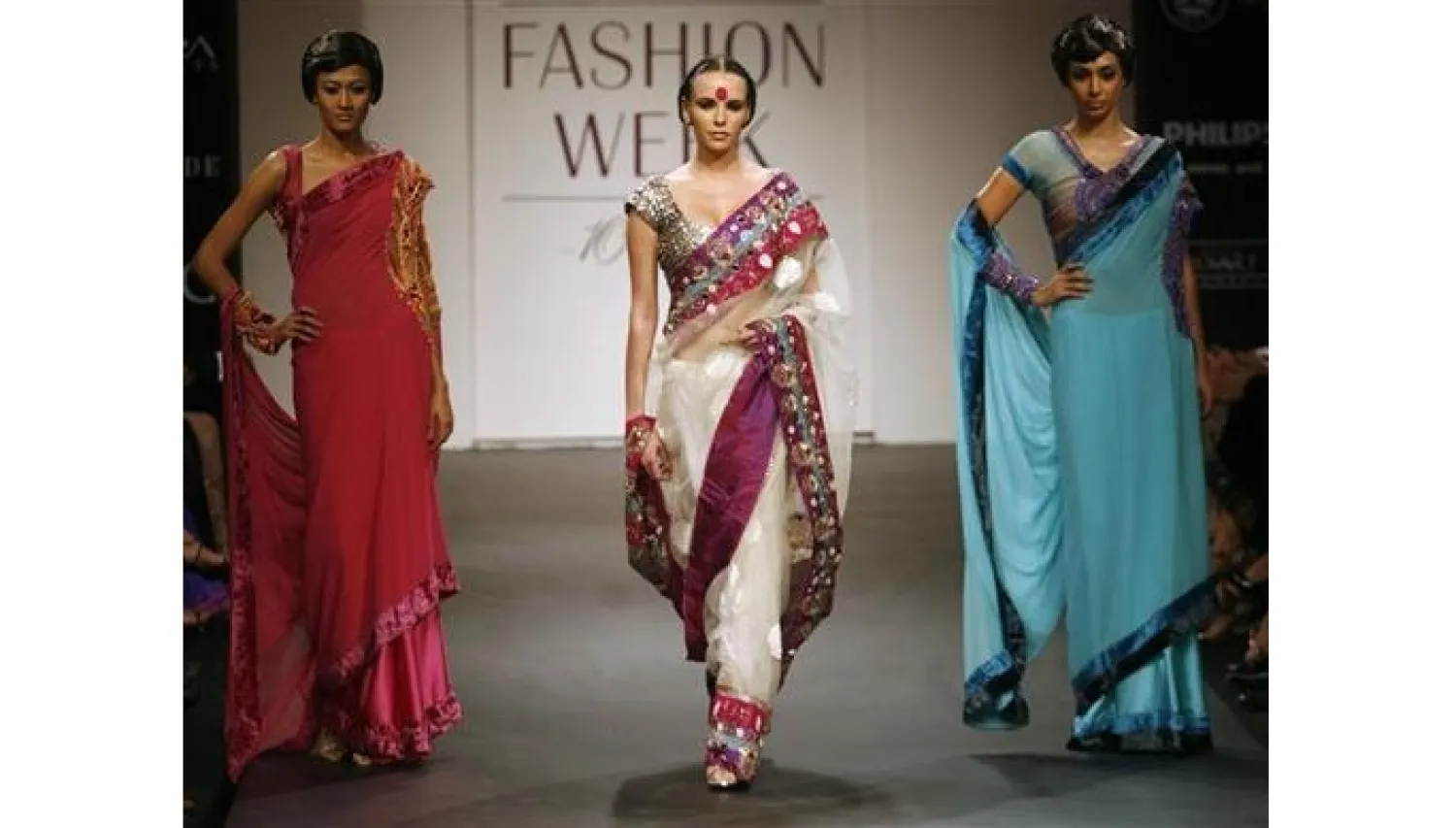 FILE: Models present creations during a special 10th year commemorative show featuring 20 Indian designers on the first day of Lakme India Fashion Week in Mumbai September 18, 2009. REUTERS/Punit Paranjpe


