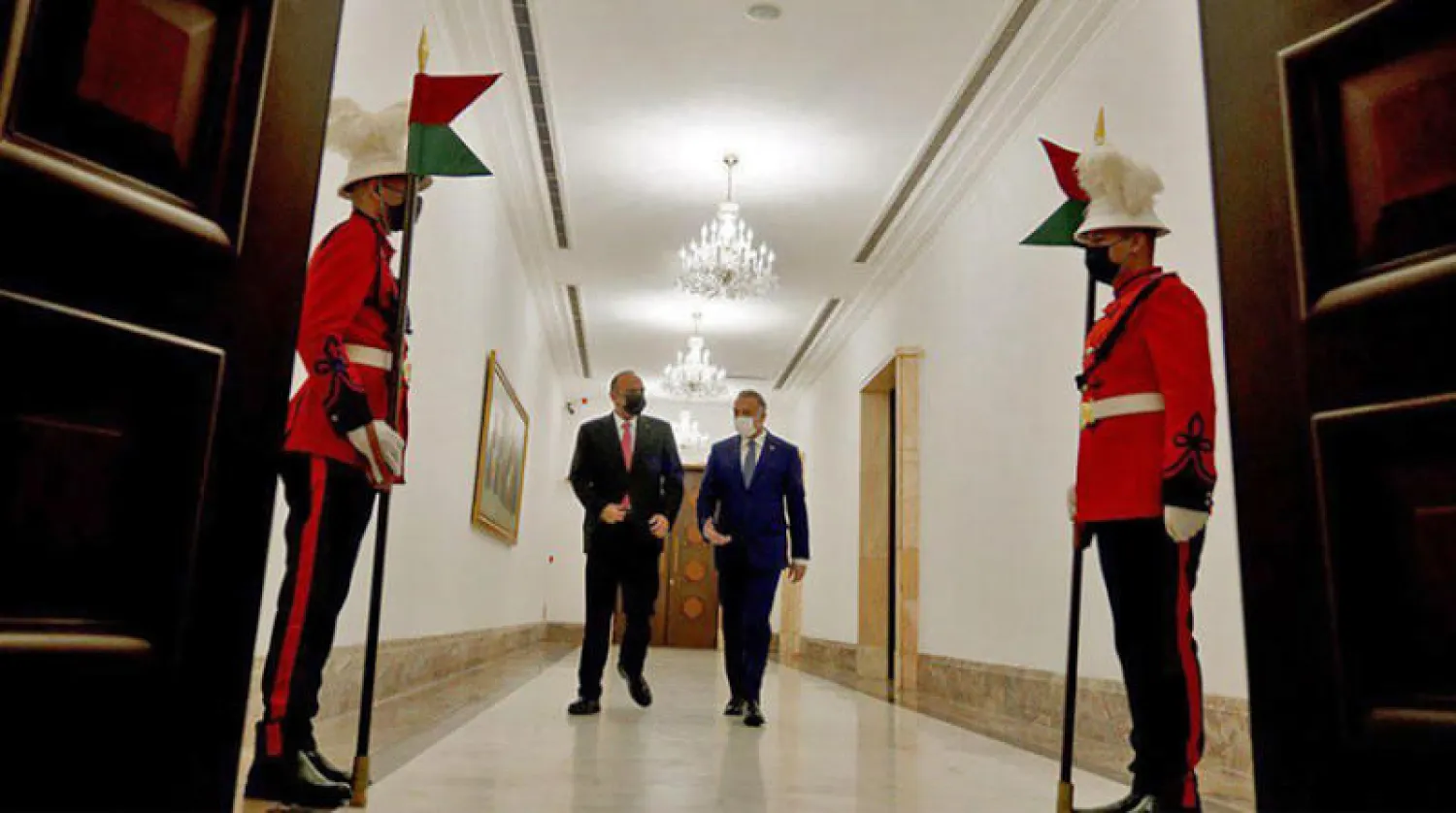 الكاظمي مستقبلاً الخصاونة في بغداد أمس (أ.ف.ب)