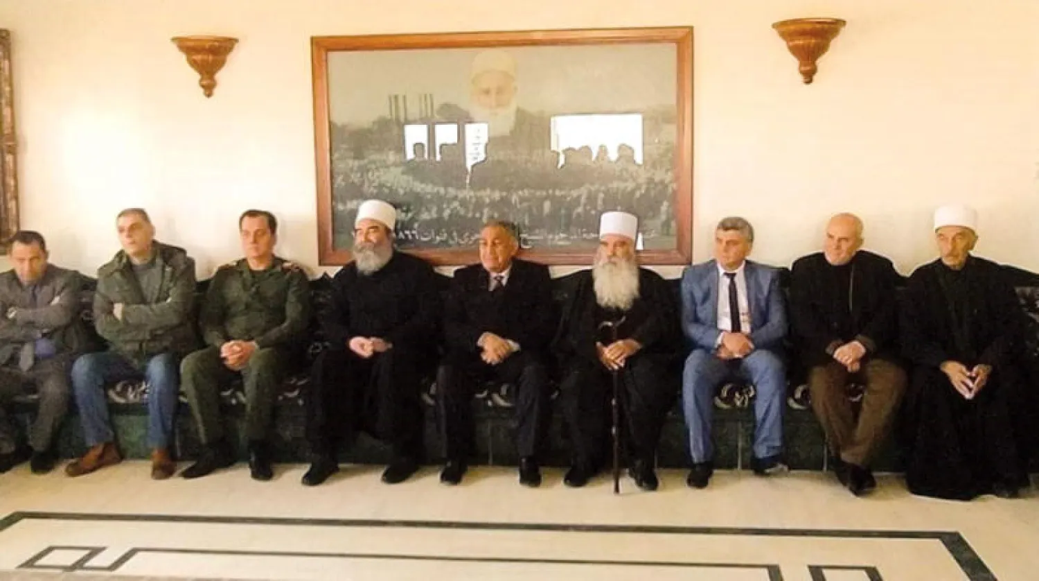 مسؤولون سوريون محليون يزورون الزعيم الروحي للدروز حكمت الهجري في السويداء (شبكة السويداء 24)