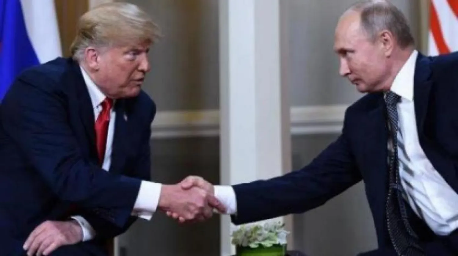 Rusya Devlet Başkanı Vladimir Putin ve ABD eski Başkanı Donald Trump Helsinki’deki zirvede tokalaşıyor (AFP-Arşiv) 
