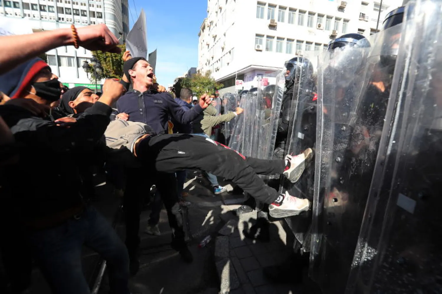 صدامات بين محتجين وعناصر الشرطة التونسية خلال احتجاج (إ.ب.أ)