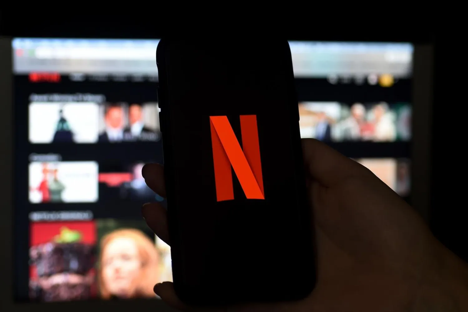 Netflix'in gelmiş geçmiş en çok izlenen orijinal dizisi 85 milyon üye hesabın izlediği Bridgerton olmuştu (AFP)