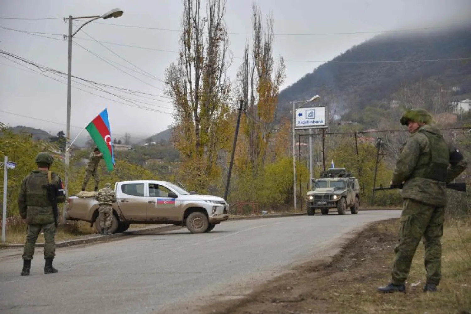 جنود أذربيجانيون في بلدة لاتشين بالمنطقة المتنازع عليها في إقليم ناغورنو قرة باغ (أ.ف.ب)