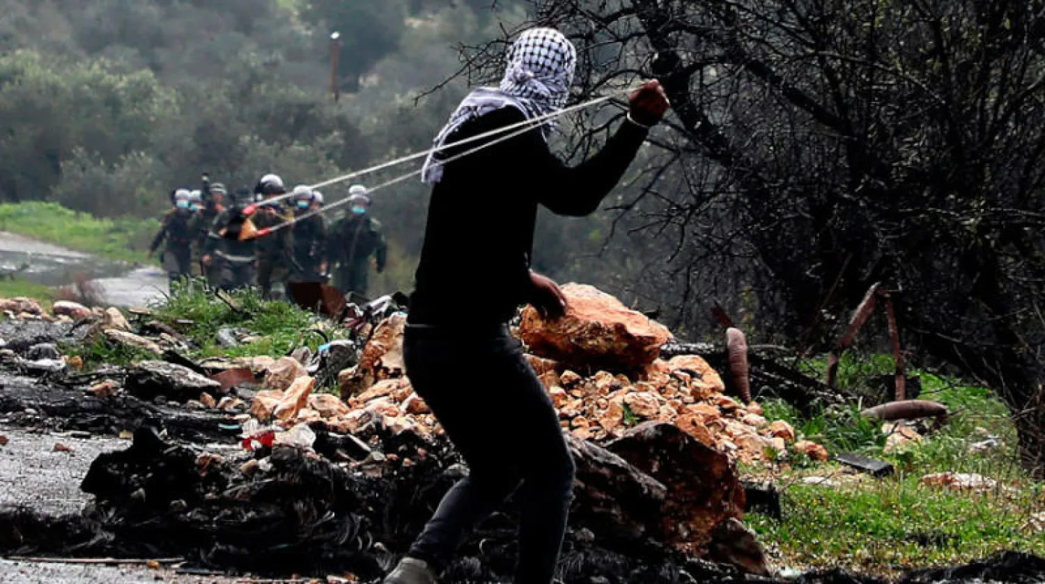 جانب من المواجهات التي جرت يوم الجمعة بين المحتجين الفلسطينيين والجنود الإسرائيليين قرب مستوطنة بجوار قرية كفر قدوم بالضفة الغربية (أ.ف.ب)