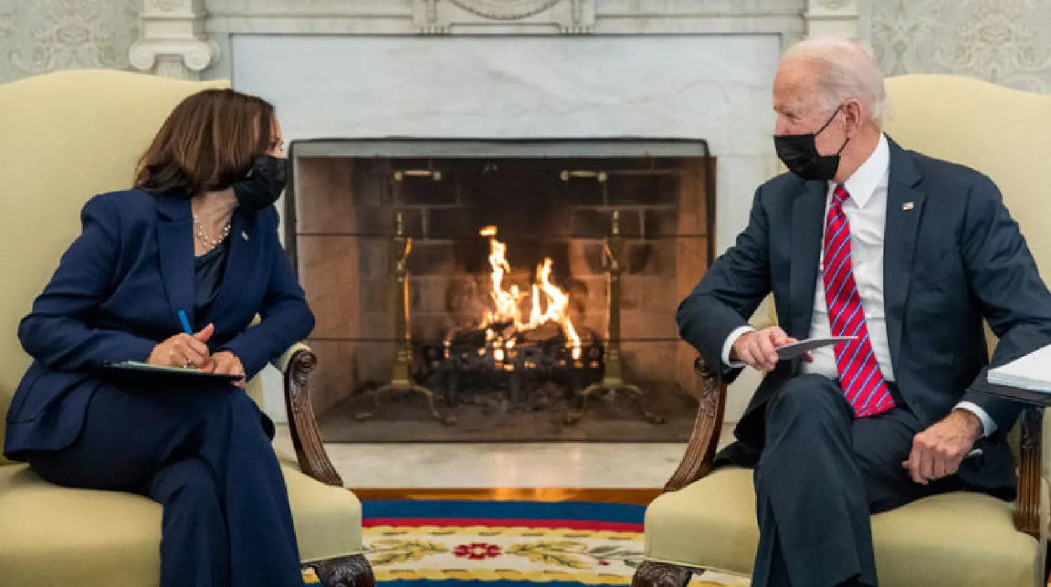 بايدن ونائبته هاريس في البيت الأبيض (إ.ب.أ)