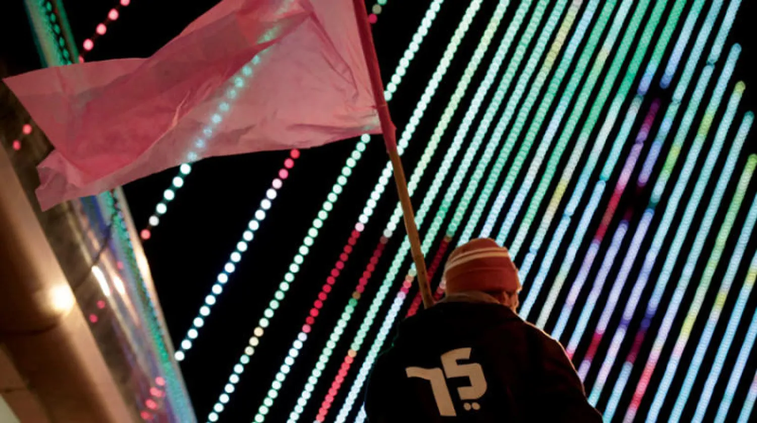 متظاهر في طريقه إلى مقر إقامة نتنياهو السبت (أ.ب)