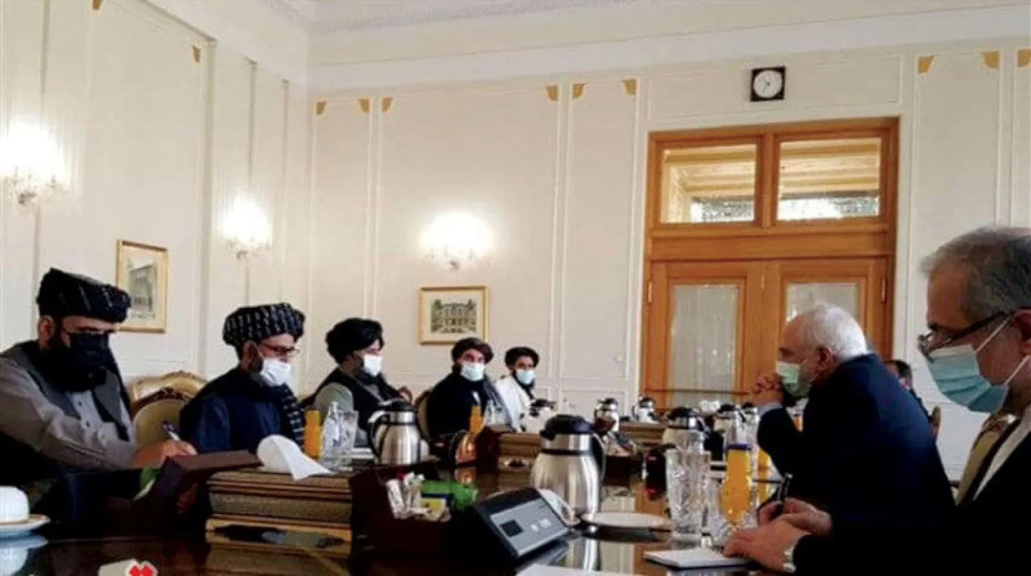 ظريف أثناء مباحثات مع رئيس المكتب السياسي في «طالبان» الملا عبد الغني برادر في طهران أمس (تسنيم)