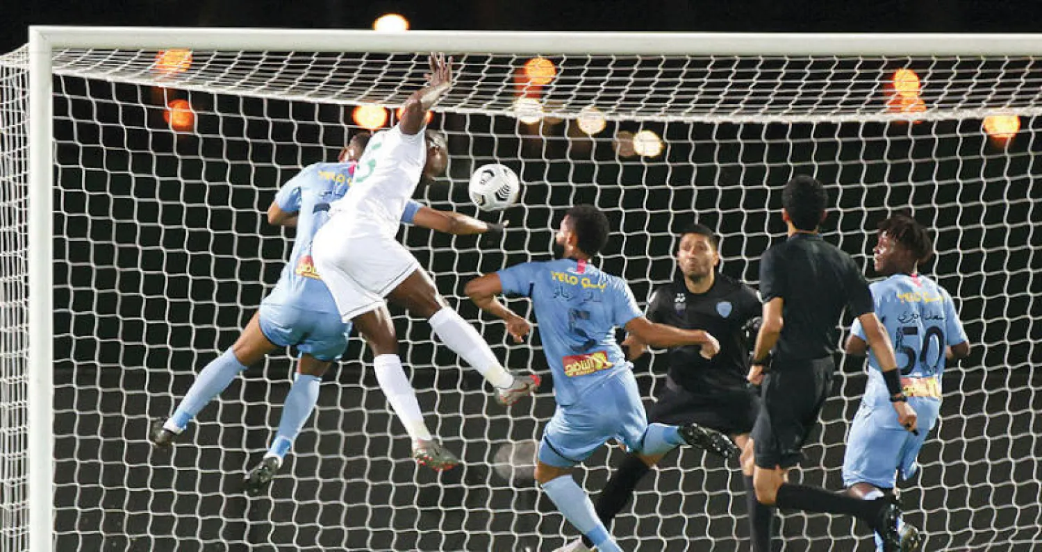 هوساوي لدى تسجيله هدف الأهلي الأول (تصوير: عدنان مهدلي)