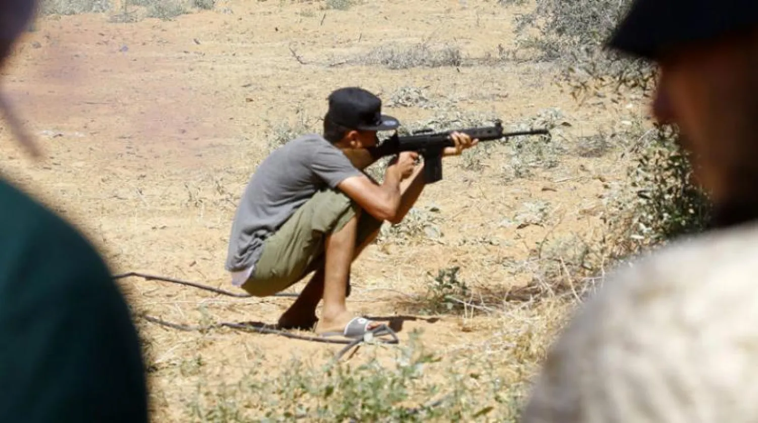 Ulusal Mutabakat Hükümeti (UMH) güçlerine bağlı bir unsur, Trablus’un banliyölerinde Libya Ulusal Ordusu (LUO) unsurları ile çatışırken (AFP)