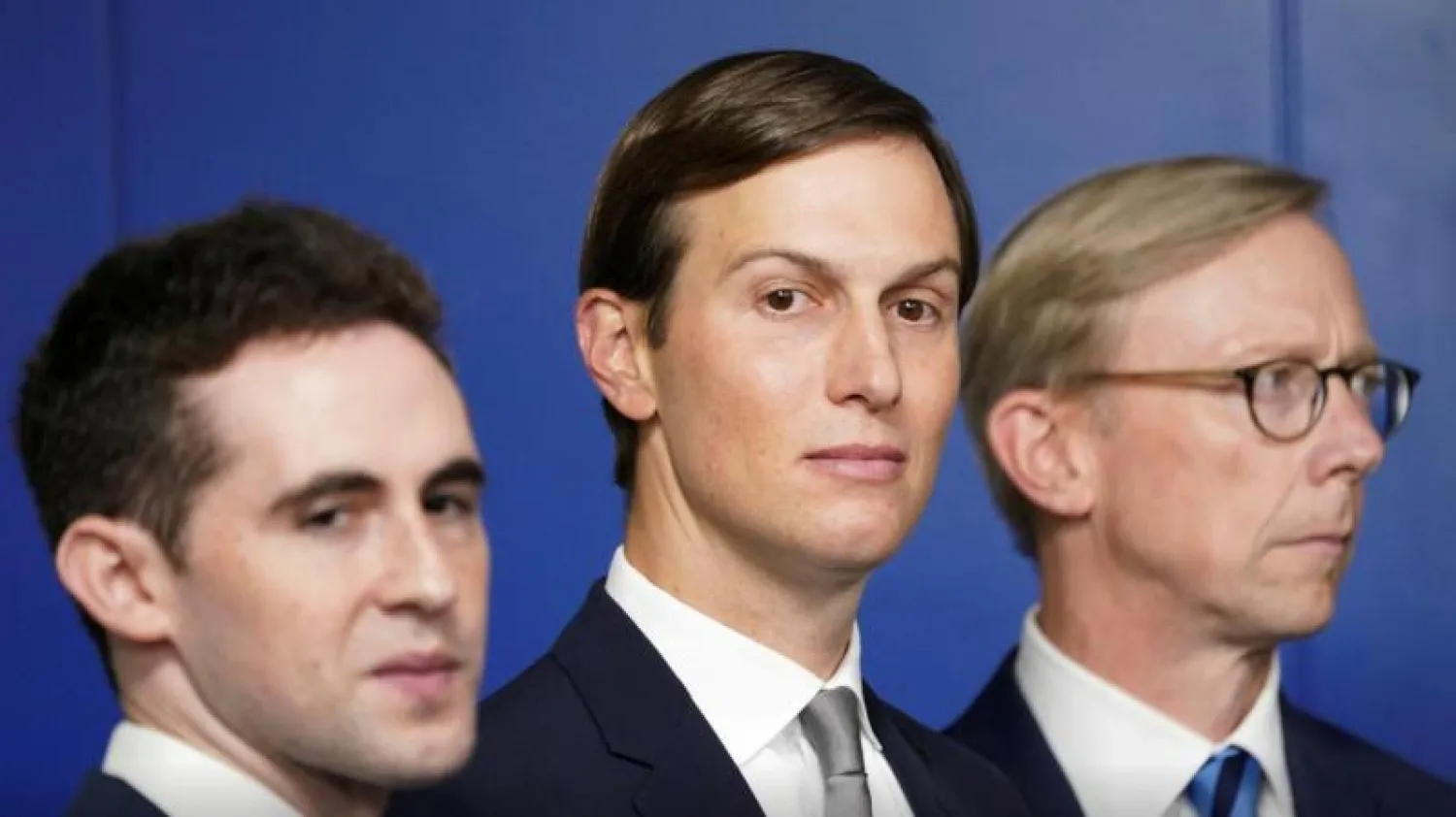 مستشار البيت الأبيض جاريد كوشنر يحيط به المساعد آفي بيركويتز (يسار) وبريان هوك المبعوث الأميركي السابق إلى إيران (أرشيفية - رويترز)