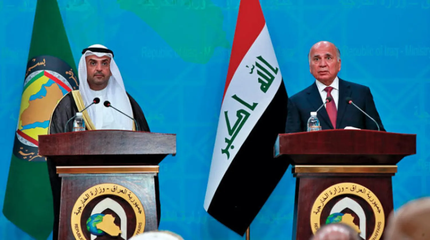 حسين والحجرف في مؤتمر صحافي مشترك ببغداد أمس (أ.ب)