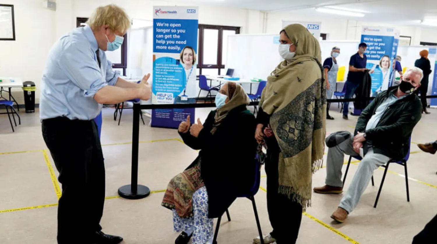 رئيس الوزراء البريطاني بوريس جونسون خلال زيارته مركزاً للقاحات في بلدة بيتلي بمقاطعة وست يوركشاير أمس (رويترز)