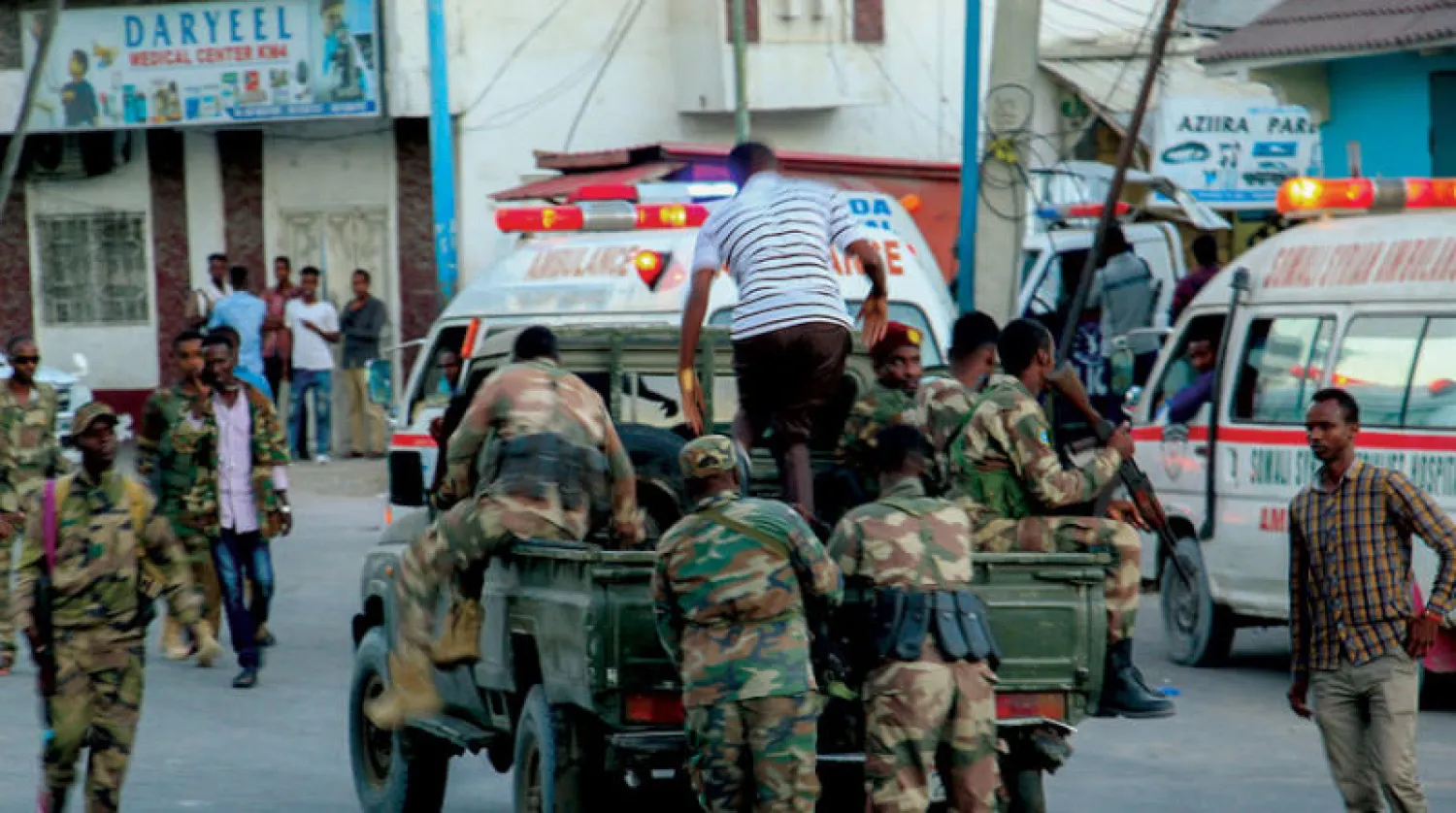 استنفار أمني عقب الهجوم الانتحاري على أحد فنادق العاصمة مقديشيو أول من أمس (إ.ب.أ)