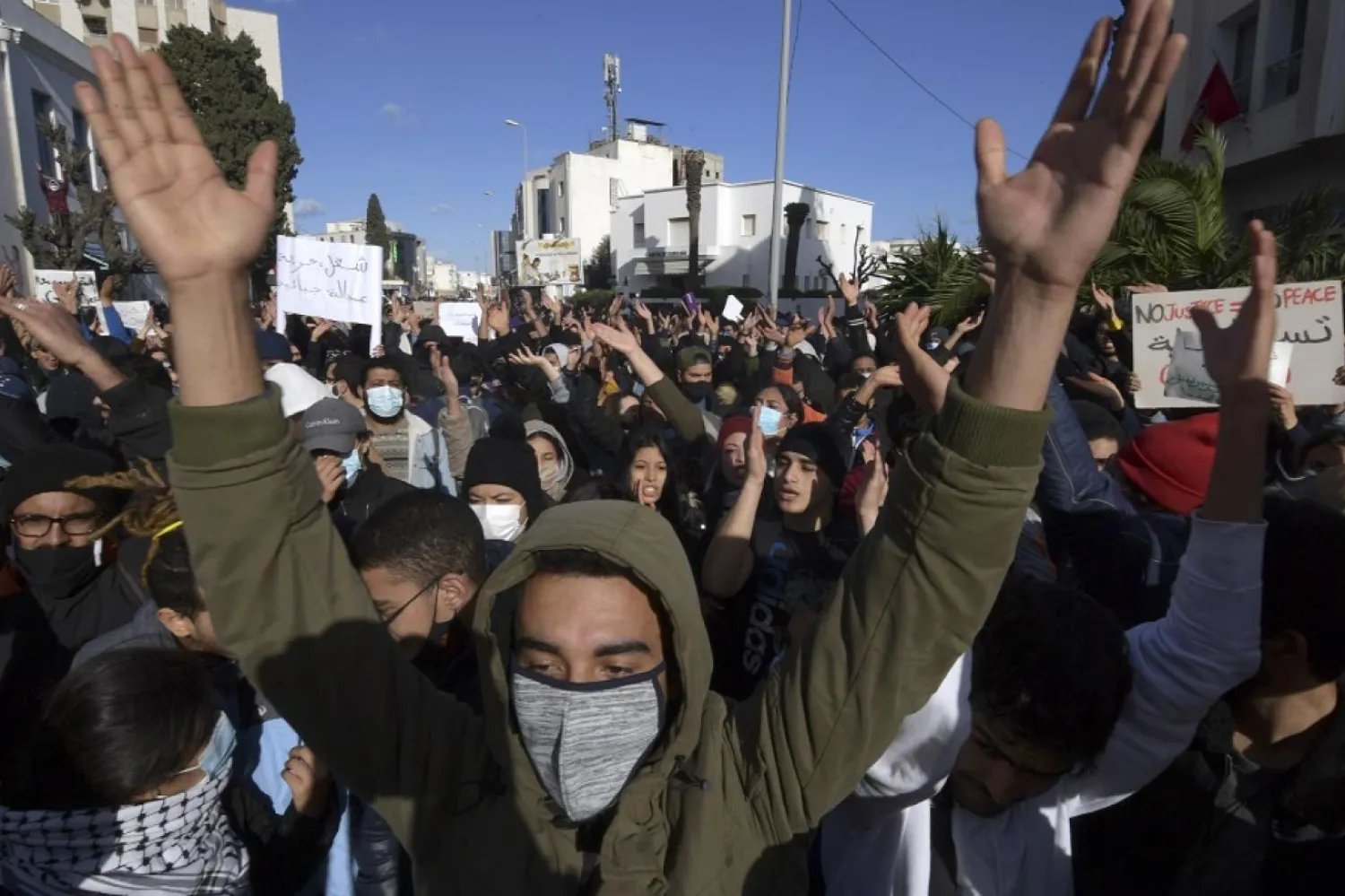 Tunus'ta siyasi elitler ile gençlik arasındaki uçurum, yoksulluk ve ötekileştirmeler nedeniyle derinleşti. (AFP)