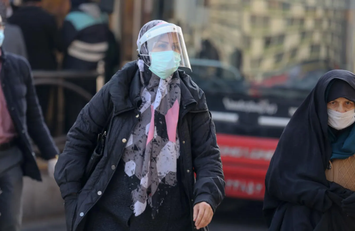 امرأة إيرانية ترتدي ملابس واقية وهي تمشي في أحد شوارع العاصمة طهران (أ.ف.ب)