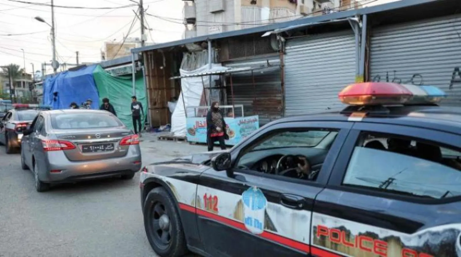 سيارات للشرطة في بيروت لضمان الالتزام بالإغلاق (أ.ف.ب)