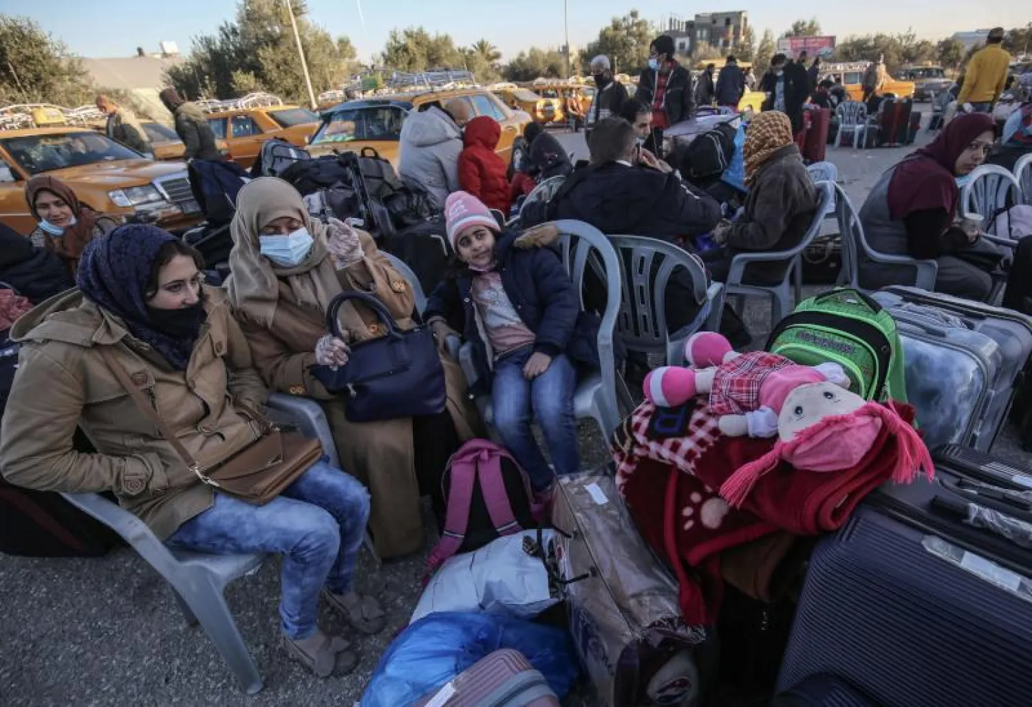 فلسطينيون ينتظرون عند معبر رفح الحدودي للسفر من قطاع غزة إلى مصر(أ.ف.ب)