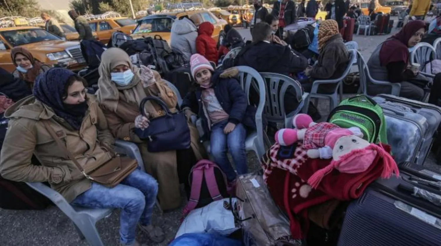 Filistinliler, Gazze Şeridi'nden Mısır'a gitmek için Refah sınır kapısında bekliyor (AFP) 
