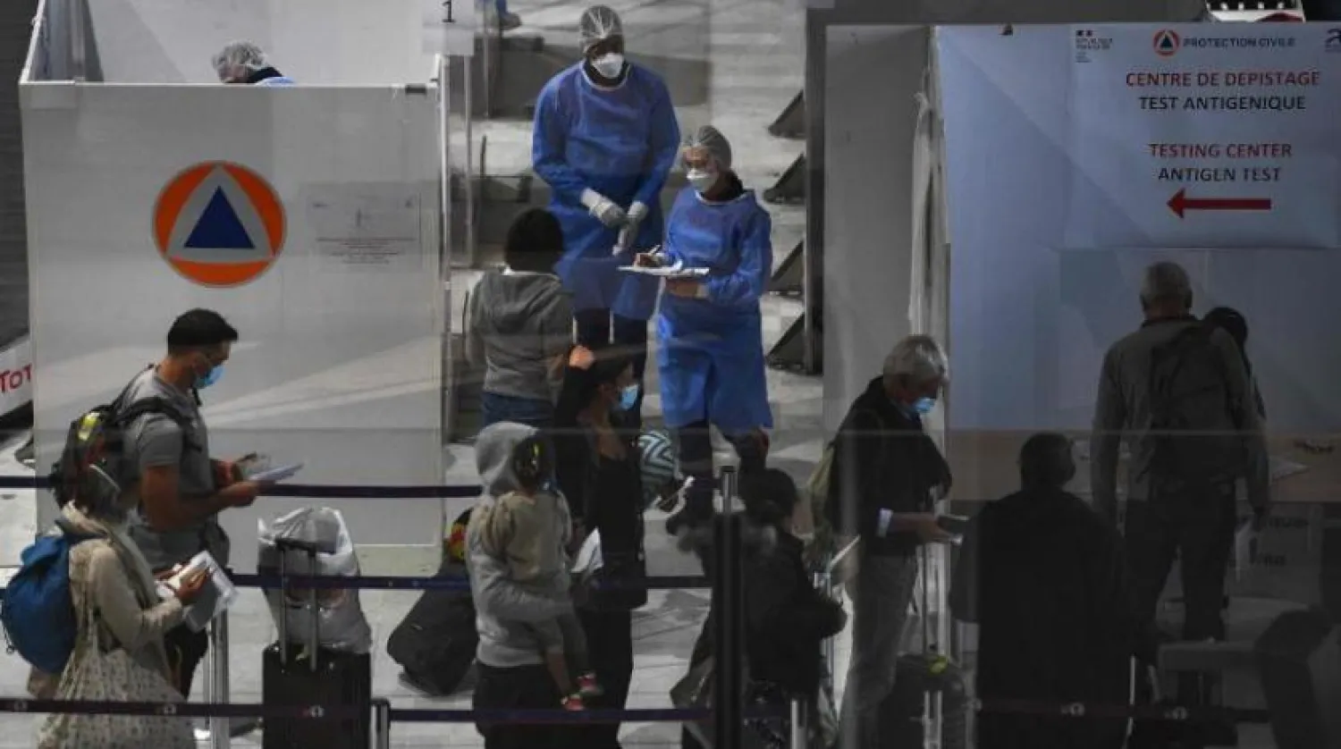 Fransa'daki Charles de Gaulle Uluslararası Havalimanı'nda koronavirüs test merkezine giren yolcular (AFP)