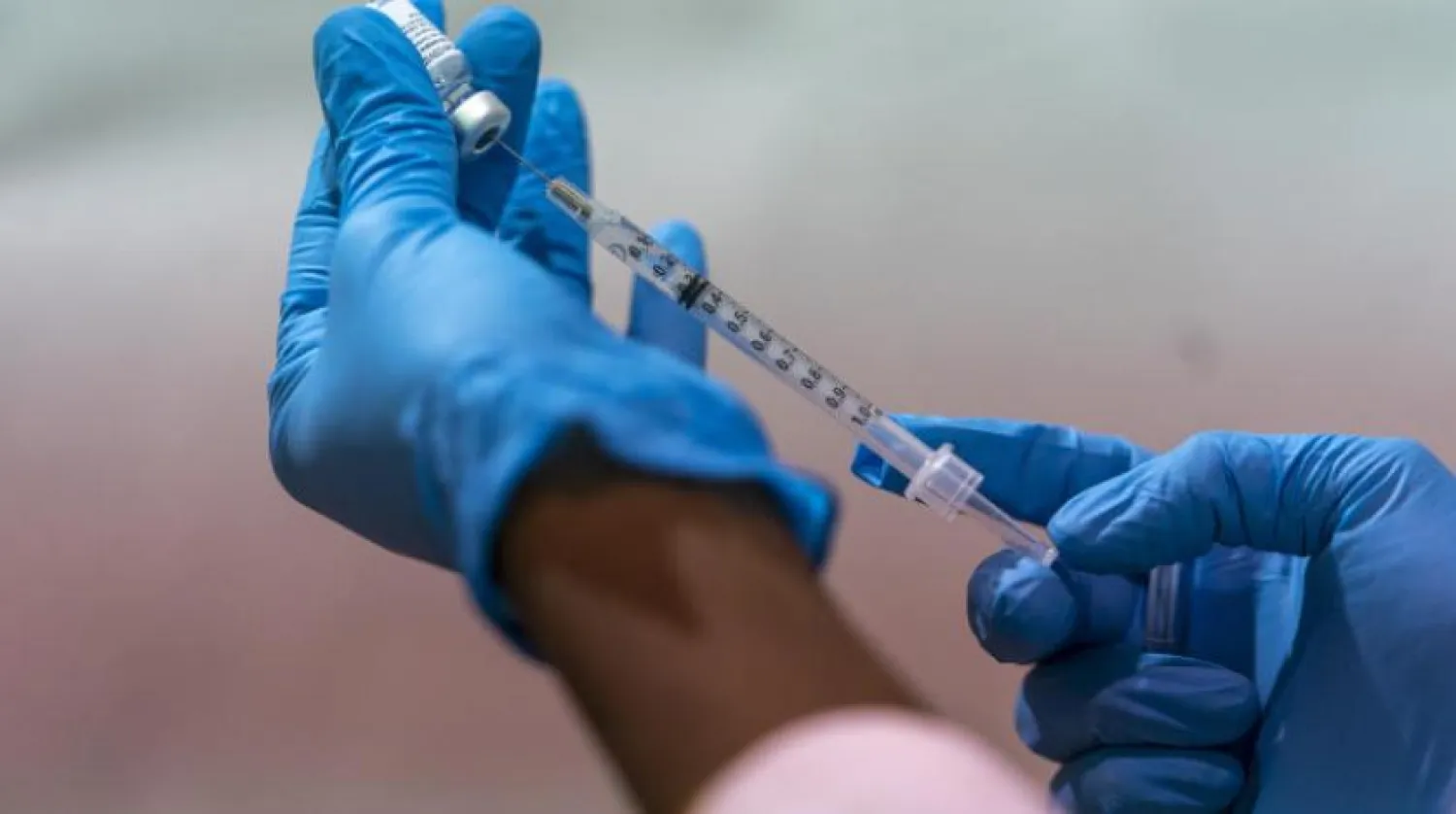 Koronavirüs aşısı (AP)