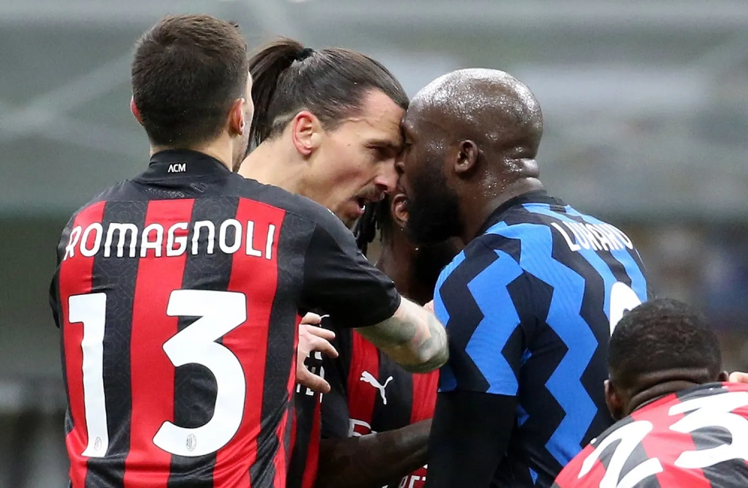 Zlatan Ibrahimović (L) and Romelu Lukaku (R) engage in a verbal clash during the Italian cup quarterfinal, Giuseppe Meazza stadium, Milan, Italy, Jan. 26, 2021. (EPA)