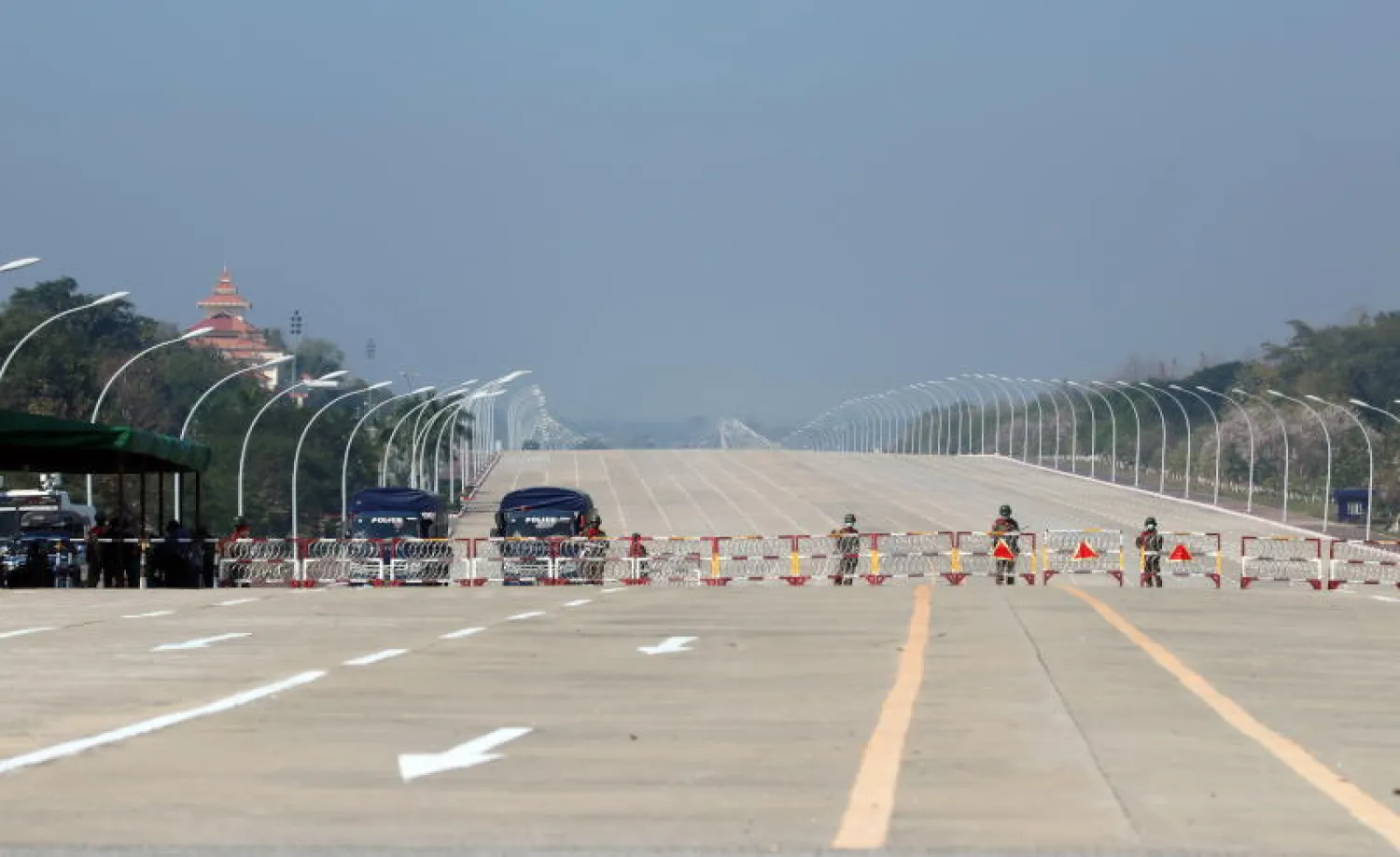 سيارات عسكرية وجنود يغلقون الطريق المؤدي إلى البرلمان في ميانمار (إ.ب.أ)