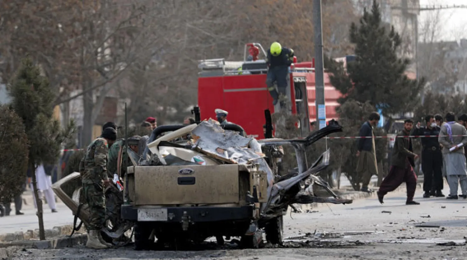 ضباط أفغان يعاينون موقع التفجير الإرهابي بالعاصمة كابل أمس (أ.ب)