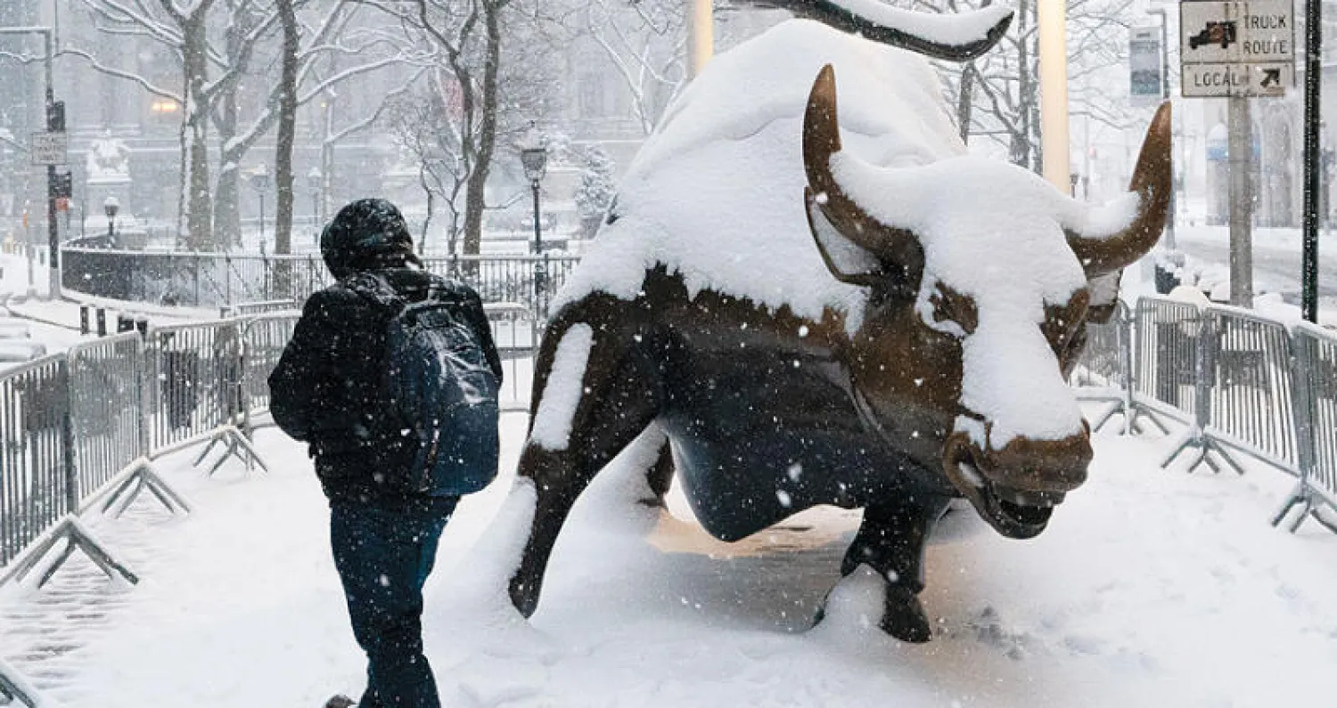 التقطت أسواق الأسهم العالمية أنفاسها بعد أسبوع عاصف نتيجة هجوم الأفراد المغامرين على الأسهم تحدياً للصناديق الاستثمارية الكبرى (أ.ب)