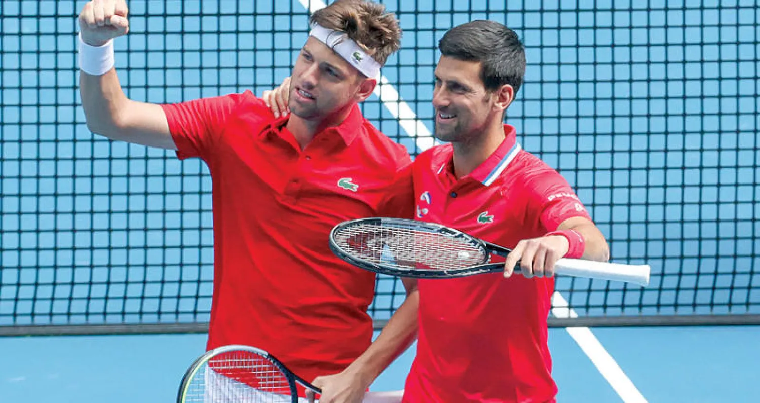 ديوكوفيتش يشارك مواطنه كرايوفيتش الاحتفال بعد الفوز على الزوجي الكندي (أ.ب)