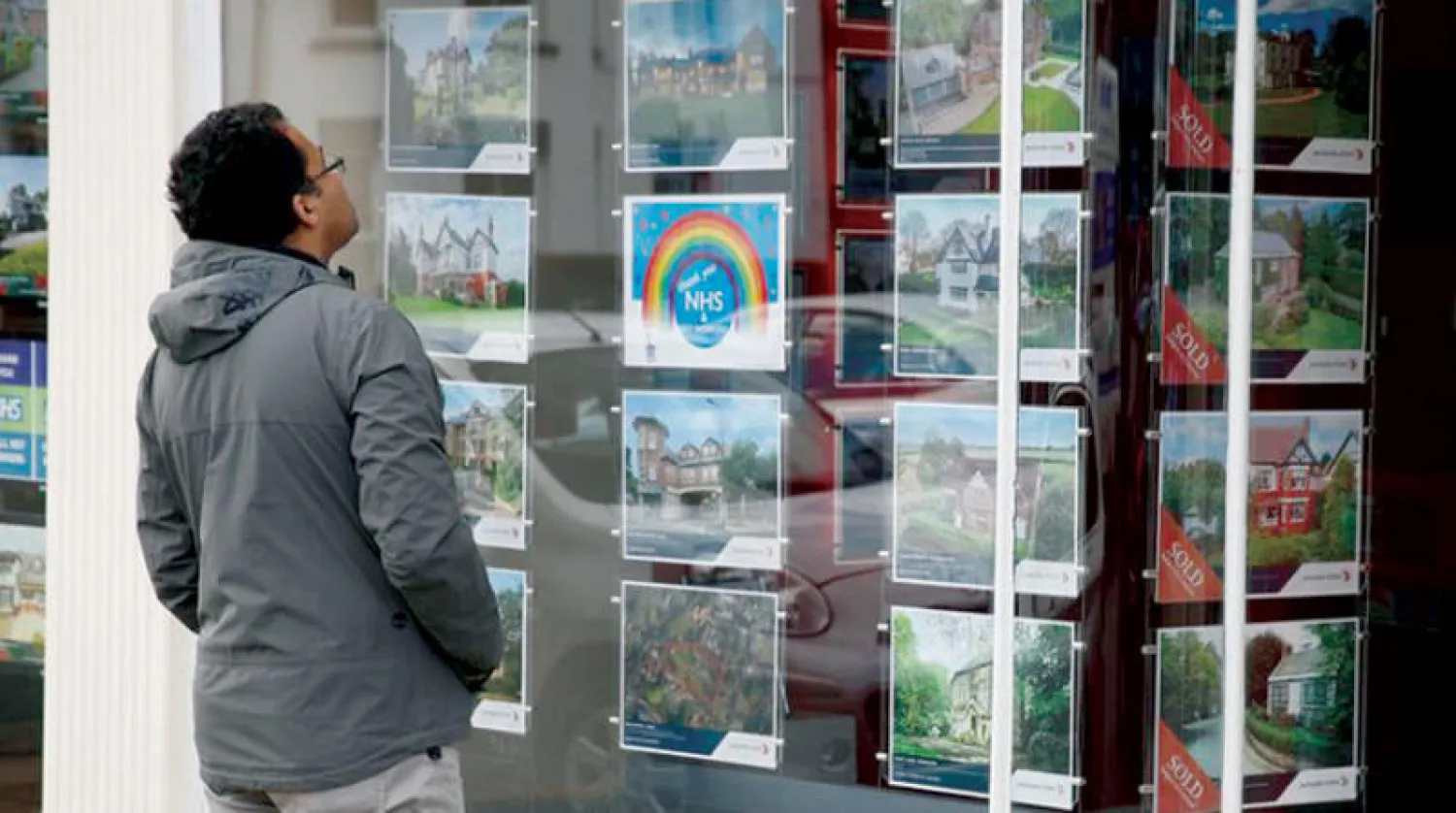 خفض الفائدة إلى ما دون الصفر قد يعرقل النمو خاصة حال زيادة البنوك لتكاليف الرهن العقاري (رويترز)