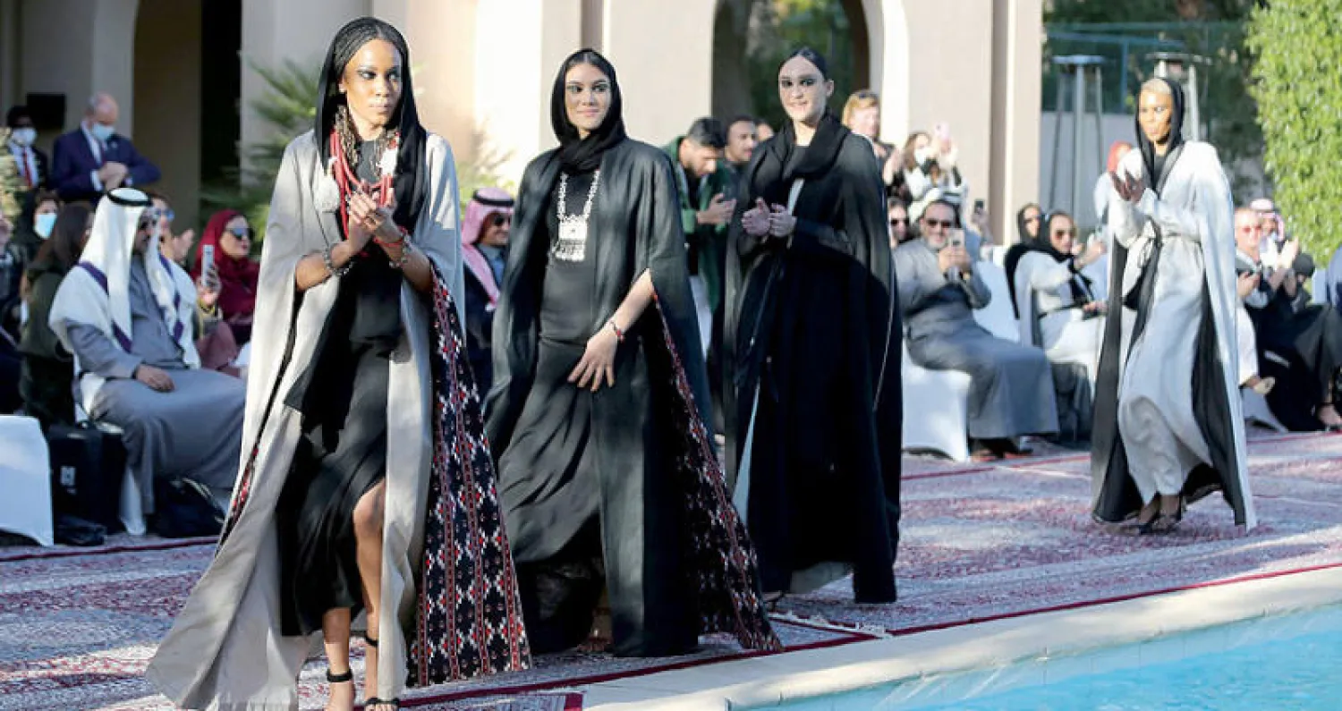 العباءة أبرز قطع التصميم الإبداعي الشرقي (رويترز)