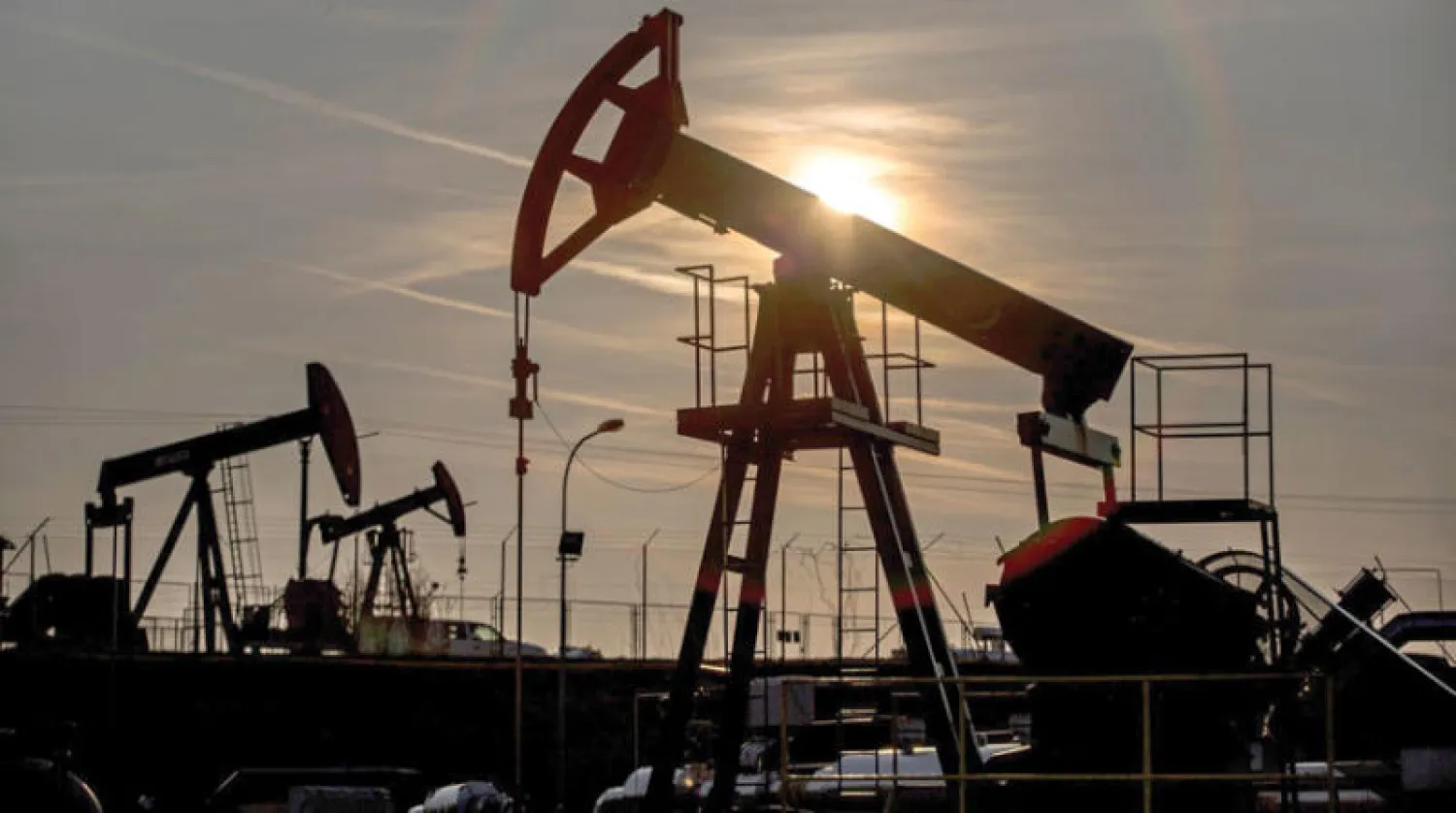 التخفيضات السعودية الطوعية بمليون برميل يومياً ما زالت تلقي بظلالها على أسواق النفط (رويترز)