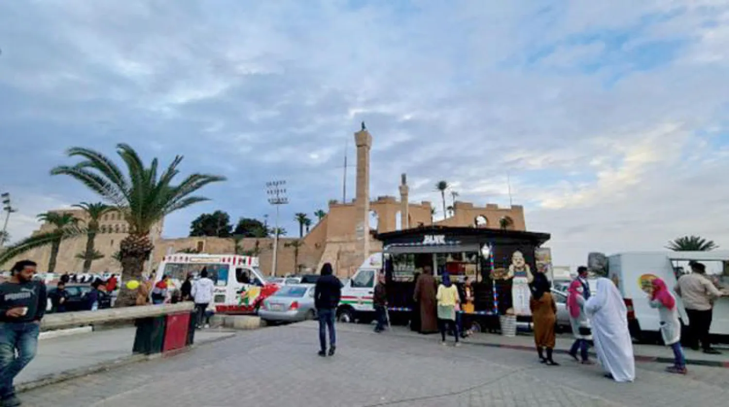 ليبيون وسط ساحة الشهداء بالعاصمة طرابلس مطلع فبراير الحالي (أ.ف.ب)