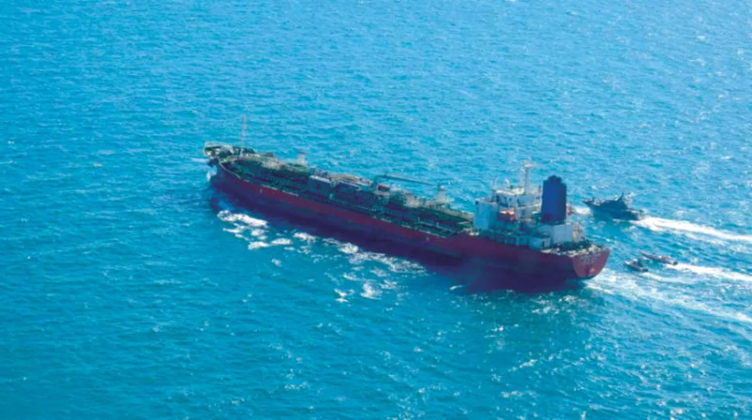 زوارق «الحرس الثوري» ترافق الناقلة «هانكوك تشيمي» إلى ميناء بندر عباس بعد احتجازها في الخليج العربي مطلع الشهر الماضي (أ.ف.ب)