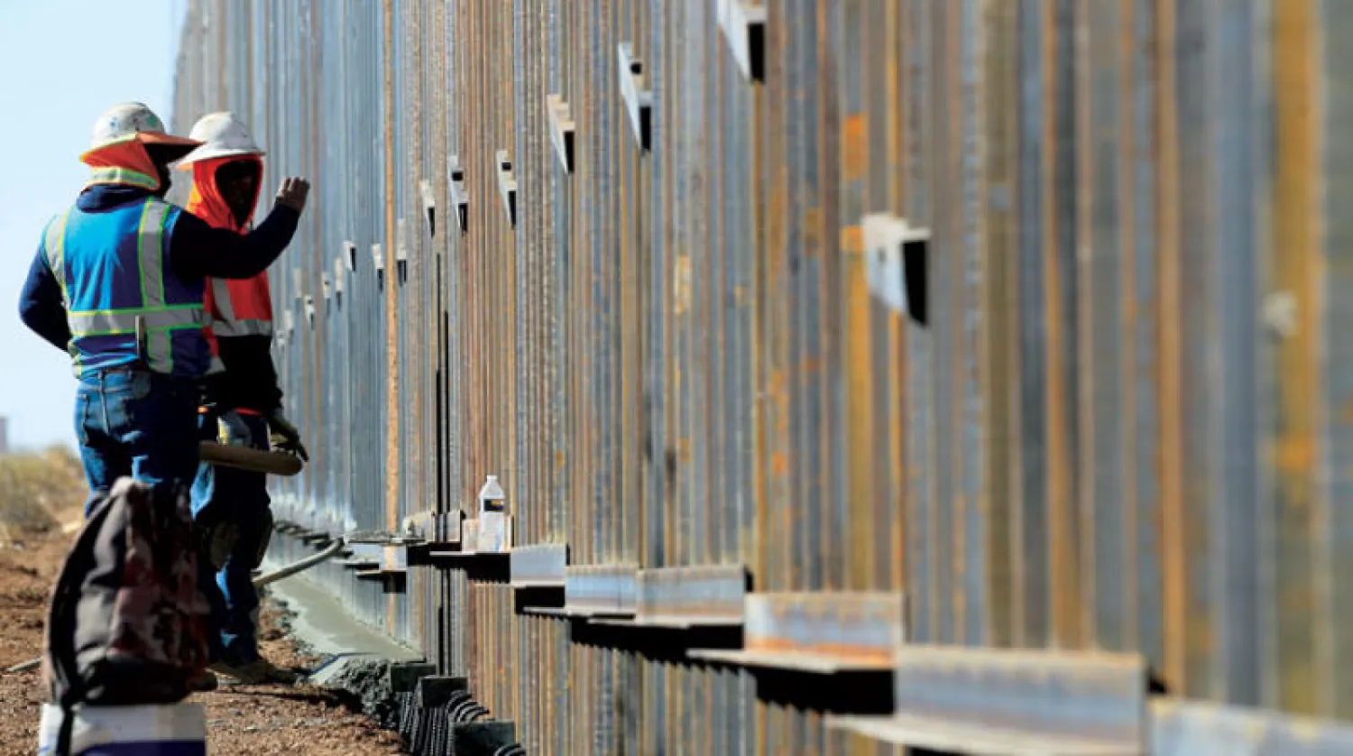 أصدر الرئيس بايدن أمس أمراً تنفيذياً بإصلاح قانون الهجرة ووقف بناء الجدار مع المكسيك (إ.ب.أ)