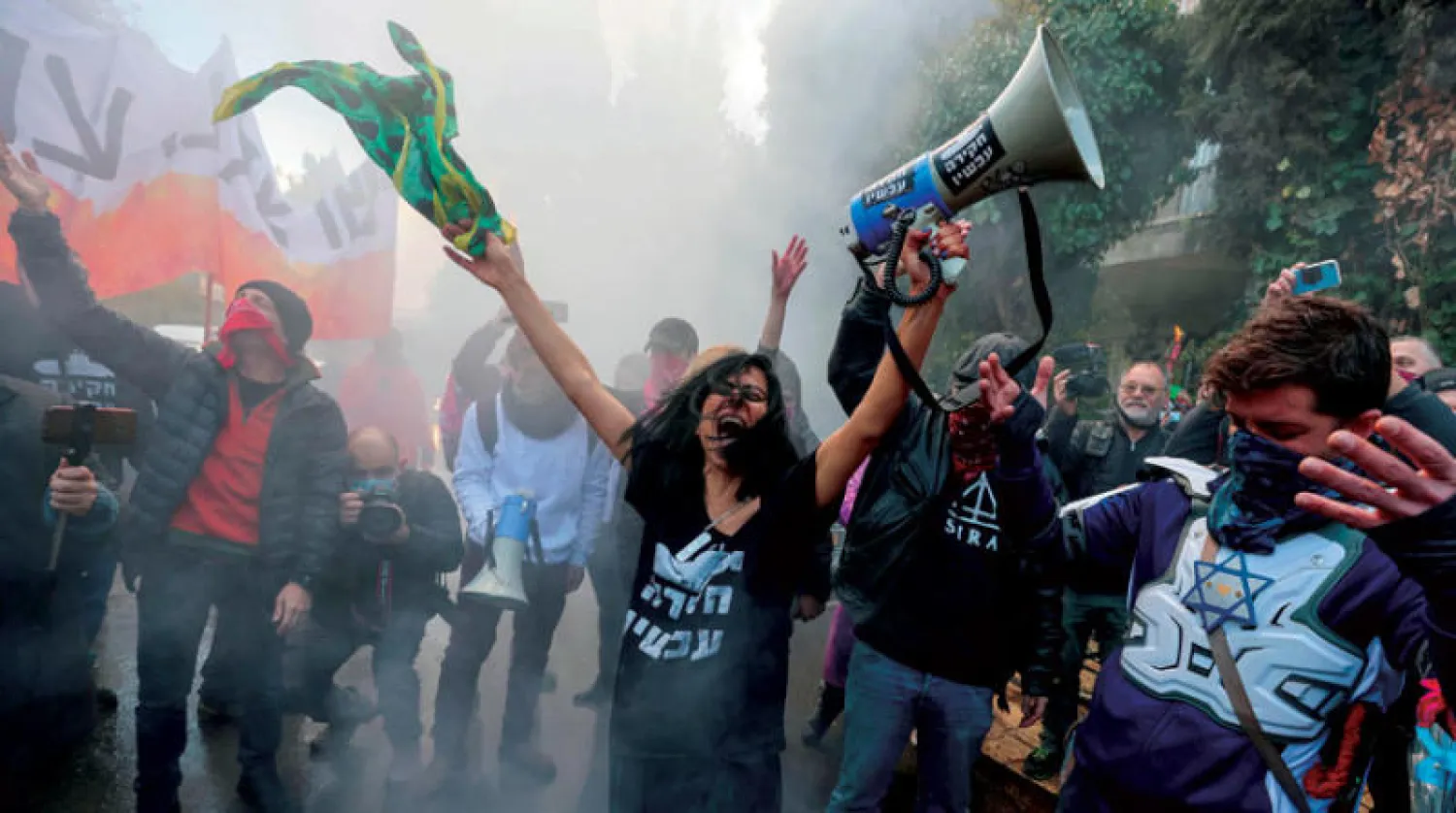 رغم الاحتجاجات اليومية ضد نتنياهو أعطته آخر الاستطلاعات أغلبية مريحة (أ.ف.ب)