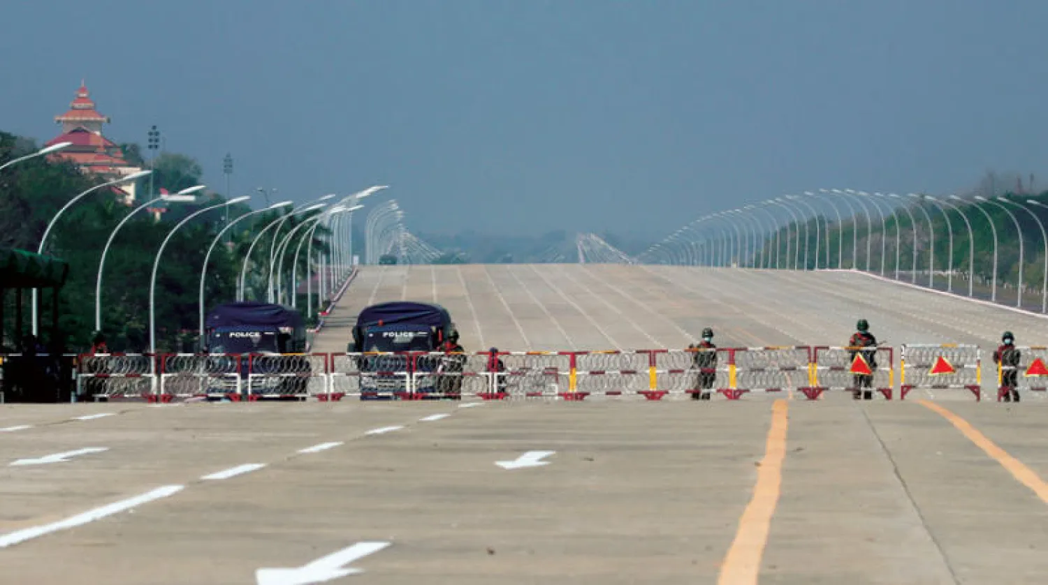 جنود يغلقون الطريق المؤدية إلى مقر البرلمان في عاصمة ميانمار أمس (إ.ب.أ)