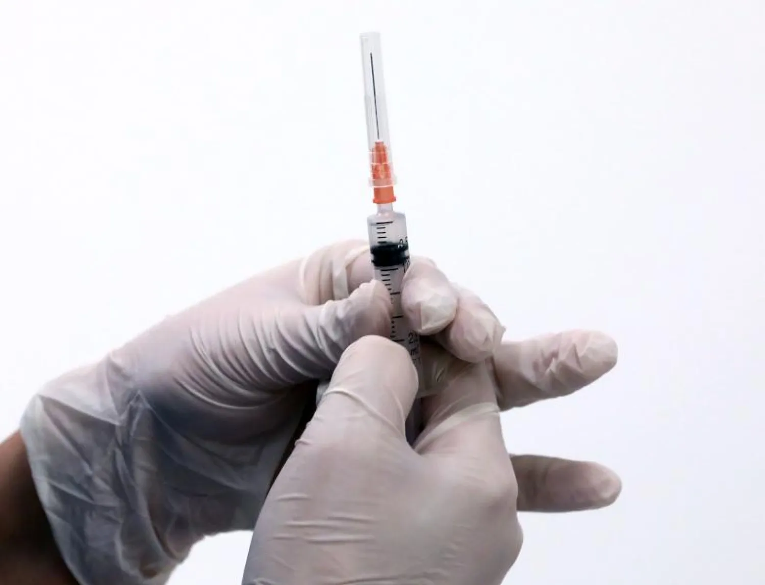 ممرض يحمل جرعة من لقاح صيني مضاد لكورونا (أ.ف.ب)